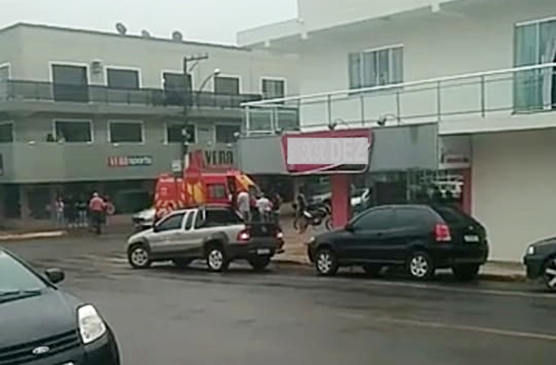  Acidente entre carro e moto no Centro de Pitanga. O condutor da moto foi socorrido