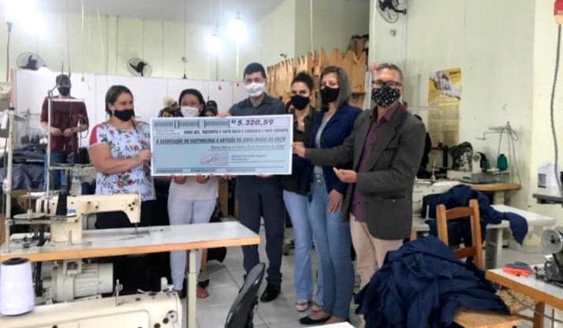  Vice-prefeito de Santa Maria do Oeste doa seu primeiro salário para Associação de Costureiras e Artesãs