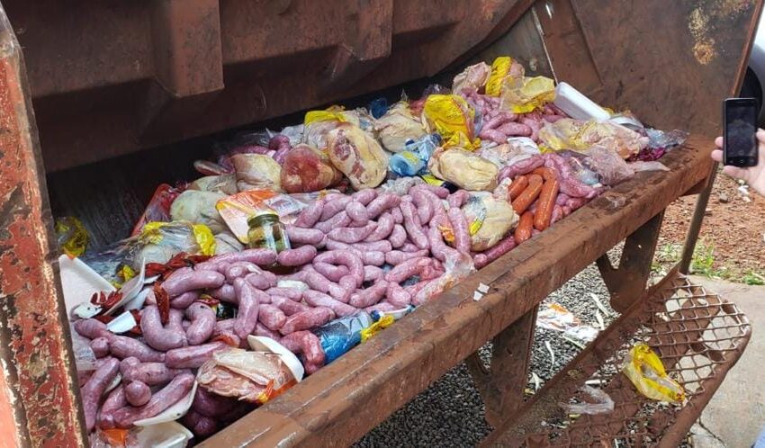  Polícia Civil e Vigilância Sanitária apreendem 410 kg de carne vencida, em um mercado de Sarandi/PR