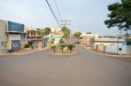 Caminhão Baú enrosca e danifica postes e fios de energia e de internet em Nova Tebas