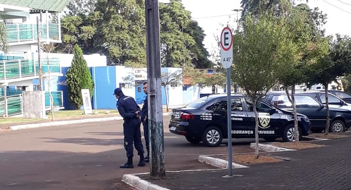  Prefeito de Pitanga sob pressão do comércio e de funcionários de empresa, coloca segurança na frente da prefeitura