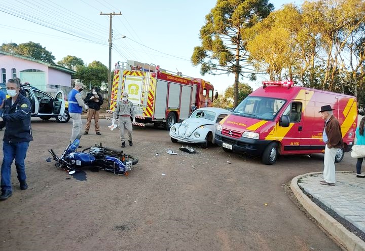 Acidente entre moto e fusca em Pitanga, deixa um adolescente com ferimentos graves