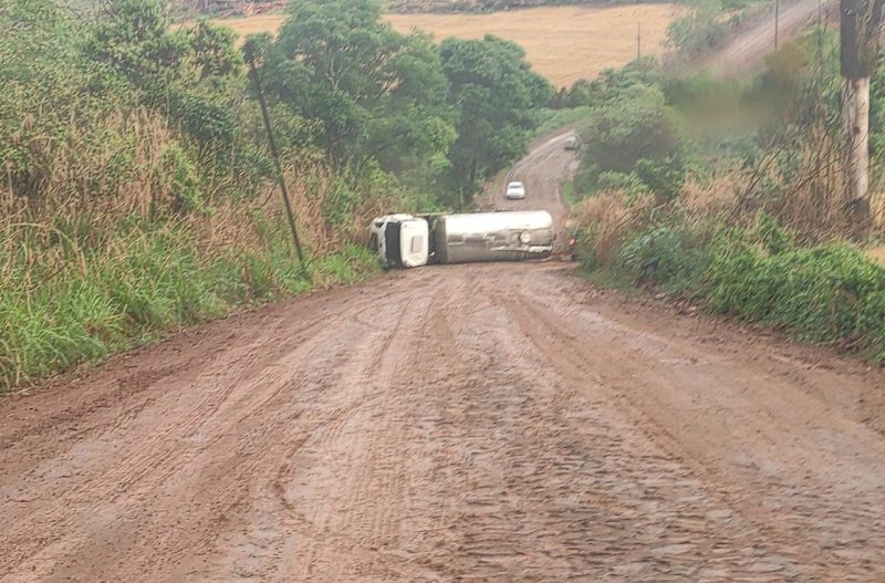  Caminhão da Sanepar tomba no calçamento no interior de Nova Tebas