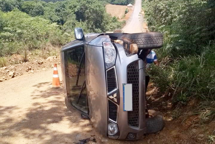 Caminhonete tomba próximo ao Britador da Pantaneira em Pitanga