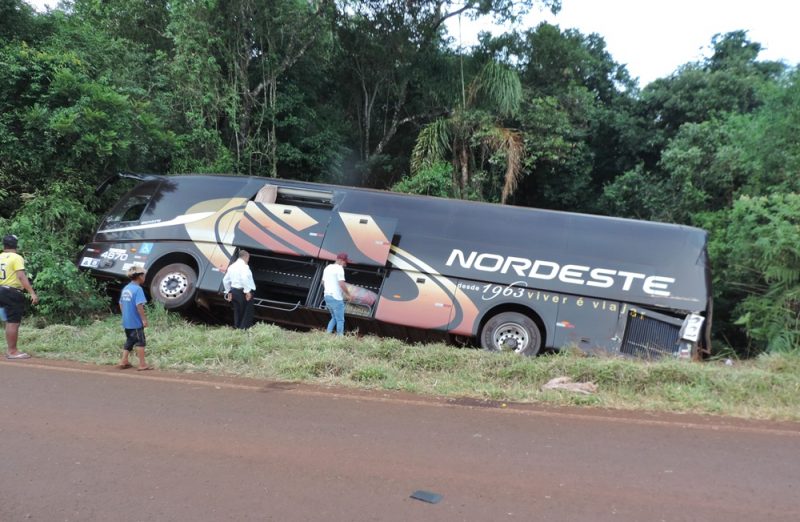  Ônibus da Expresso Nordeste se envolve em acidente com uma carreta entre Roncador e Nova Cantu