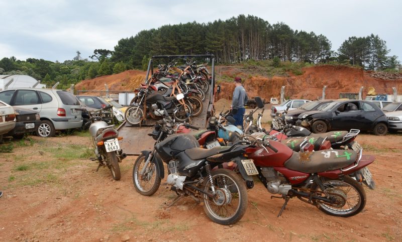  Moto é apreendida em Pitanga após o condutor de 16 anos fazer malabarismo, arrancar bruscamente e empinar na frente da viatura