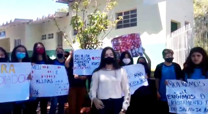 Manifestação em frente ao colégio em Pitanga. Manifestantes pedem providências sobre o caso de assédio