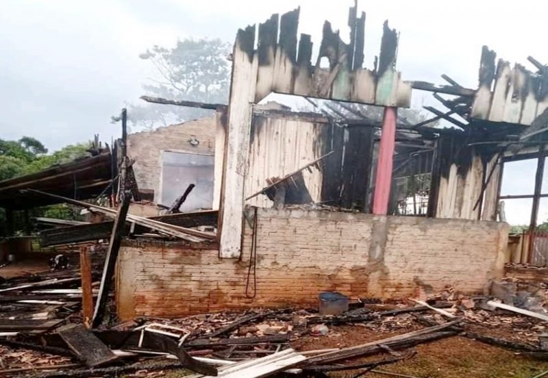  Casa é consumida pelo fogo em Pitanga. A família perdeu tudo e pede ajuda