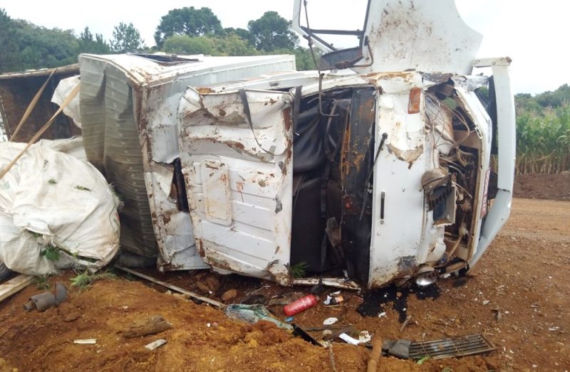  Tombamento de um caminhão carregado com erva mate no interior de Santa Maria do Oeste resultou em 5 pessoas feridas