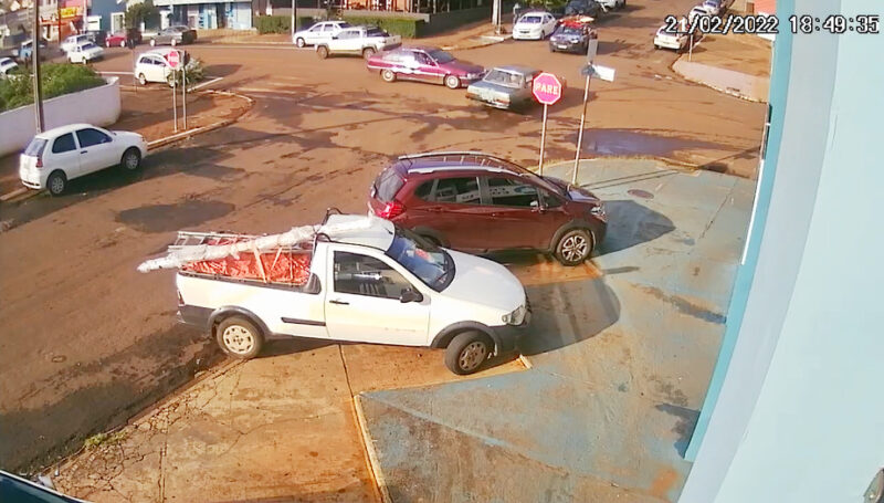  Veículo com débitos foi recolhido pela PM após causar acidente no Centro de Pitanga. O condutor sem CNH