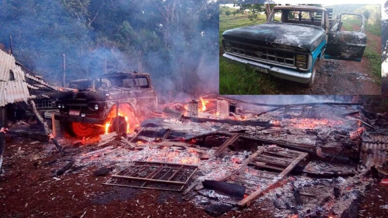  Residência com três veículos é destruída pelo fogo no interior de Pitanga. O proprietário suspeita ser criminoso