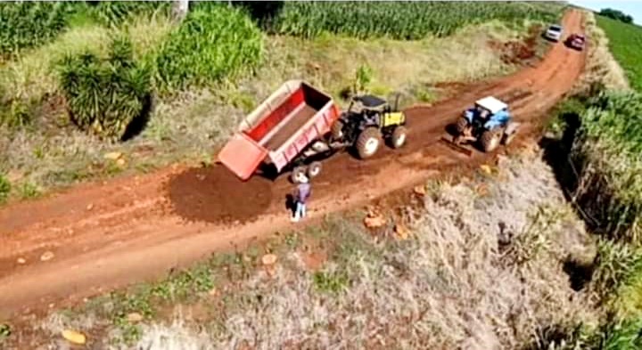  Moradores fazem “mutirão” para arrumar estrada no interior de Pitanga