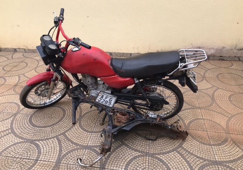  Moto furtada em Roncador foi recuperada pela PM em Mato Rico. O ladrão e o receptador foram para Delegacia de Pitanga