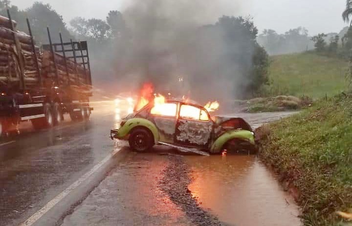 Tragédia na PRC-466 em Turvo. Uma colisão entre um Fusca e um Caminhão