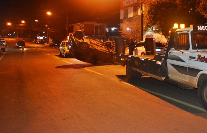  Condutor embriagado é preso após bater o veículo em outros dois, e capotar no meio da avenida em Pitanga
