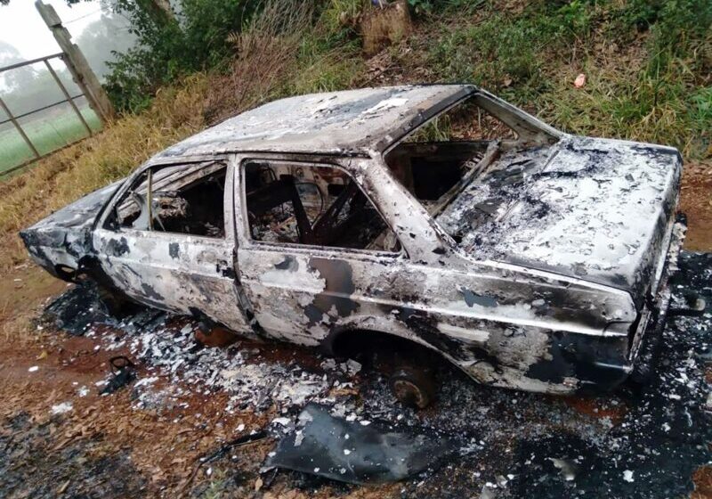  Veículo furtado é encontrado totalmente queimado na região da UCP em Pitanga