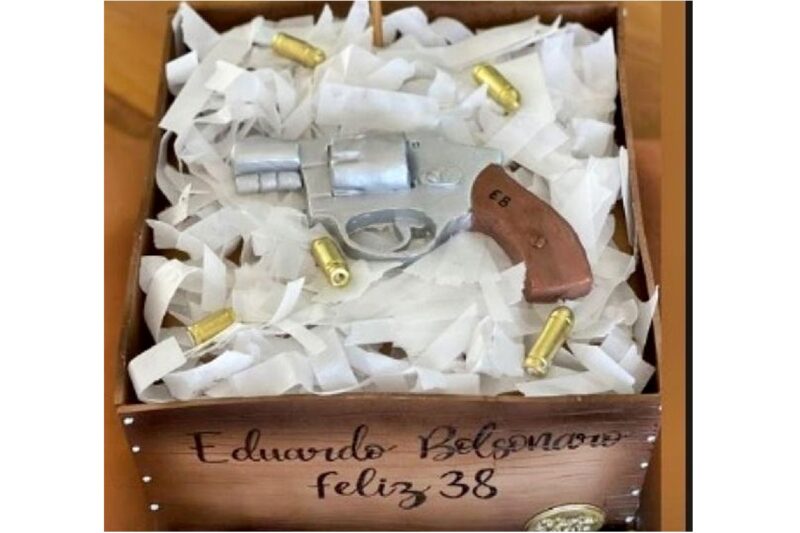  Eduardo Bolsonaro comemora 38 anos com bolo decorado com revólver