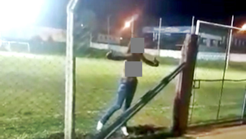  Mulher transtornada perturba no Campo do Sertanejo em Pitanga. Tira as roupas e sai pela rua