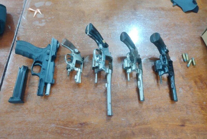  Gaeco cumpre mandados de busca e apreensão e prende em flagrante dois policiais militares em Guaratuba por posse ilegal de armas e munições