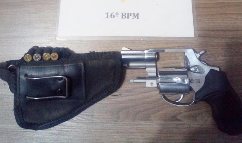  Preso por porte ilegal de arma de fogo em Pitanga. Estava com um revólver embaixo do tapete do veículo