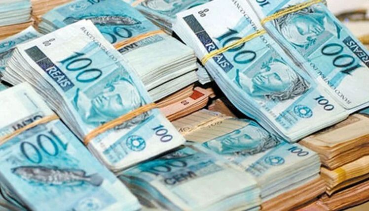  Pessoa ligada a candidato a deputado federal é presa com mais de R$ 700 mil