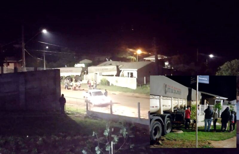 Carreta desgovernada anda sozinha e entra em uma residência em Boa Ventura