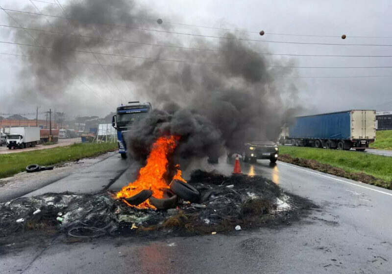  Cai pra menos da metade os pontos de bloqueios nas Rodovias Estaduais do Paraná segundo a PM