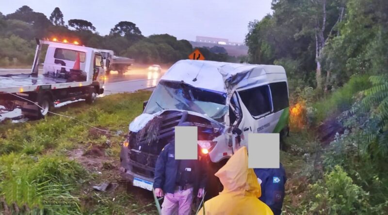  Van da Saúde de Boa Ventura de São Roque capota na BR-277 em Palmeira