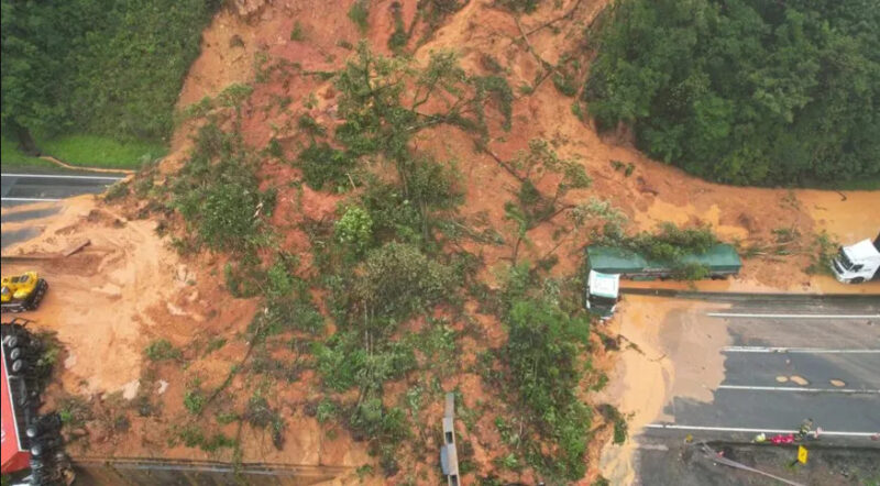  Após fortes chuvas, número de desaparecidos pode chegar a 30 em deslizamento de terra no Paraná