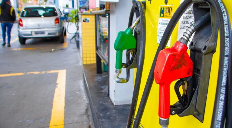  Gasolina sobe pela quarta semana seguida e se aproxima dos R$ 5