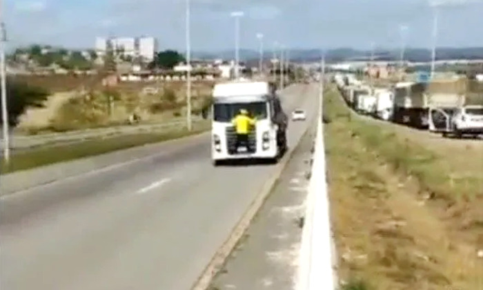  “Me pendurei ali para não morrer”, diz homem que ficou conhecido como “Patriota do Caminhão”