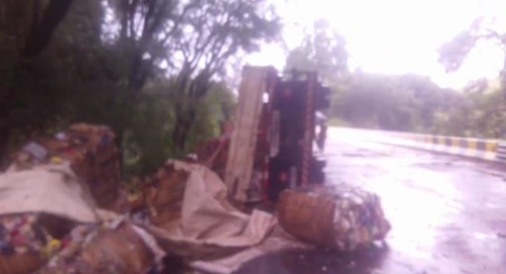  Caminhão com recicláveis tomba na ponte do Rio Piquiri, entre Palmital e Marquinho