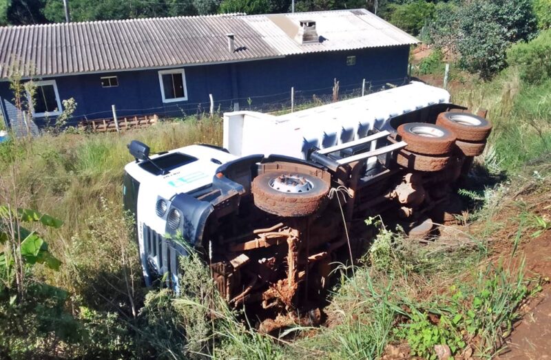  Caminhão da Prefeitura tomba no interior de Mato Rico