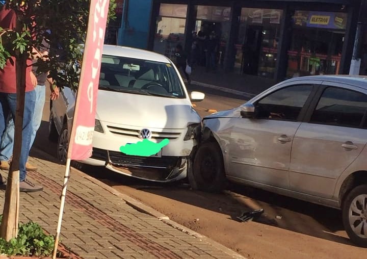  Acontece em Palmital – Veículo sem condutor anda sozinho, bate em moto e em outro veículo