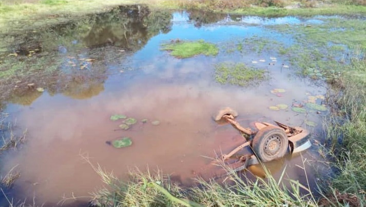  Veículo Fiat Strada cai em lagoa no interior de Pitanga. Duas pessoas morreram no local