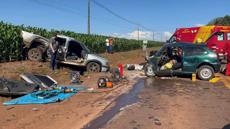 Duas mulheres morrem em batida frontal entre carro e caminhonete na PR-487 em Campo Mourão
