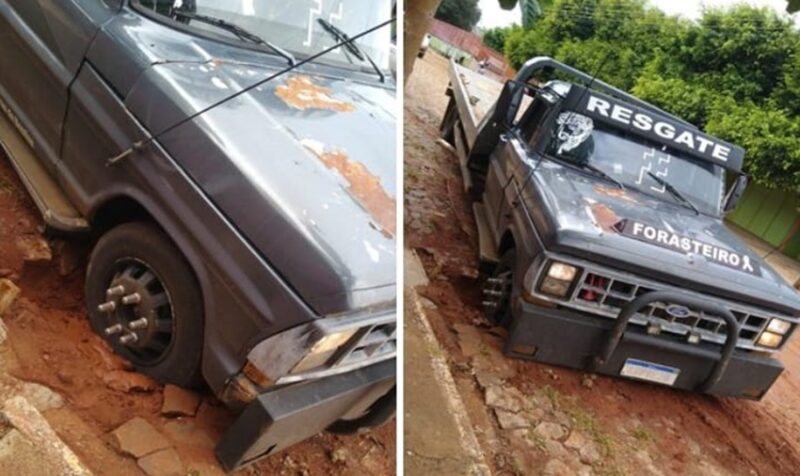 Roda de Caminhonete afunda em bueiro no Centro de Laranjal-PR