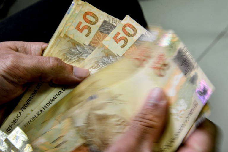  Presidente antecipa o 13º a 30 milhões de segurados do INSS