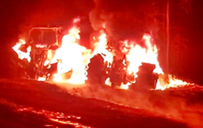  VÍDEO – Dois tratores são destruídos pelas chamas de fogo em Santa Maria do Oeste