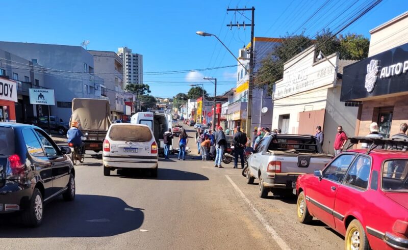  Motoqueiro fica gravemente ferido após se chocar contra um carro no Centro de Pitanga