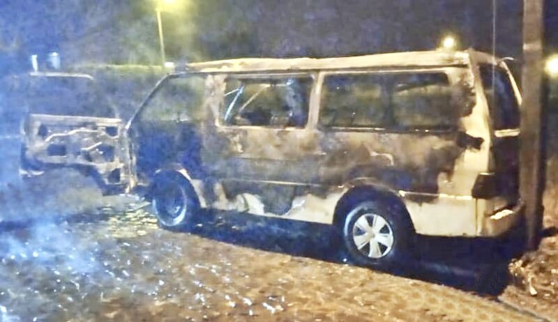  Van é incendiada por oito pessoas que agrediram o condutor e seus filhos em Manoel Ribas
