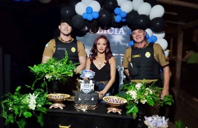  Policiais presenteiam fã com visita e festa surpresa em Arapuã