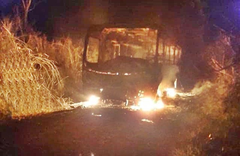  Ônibus do Transporte Escolar ficou destruído pelo fogo no interior de Nova Tebas
