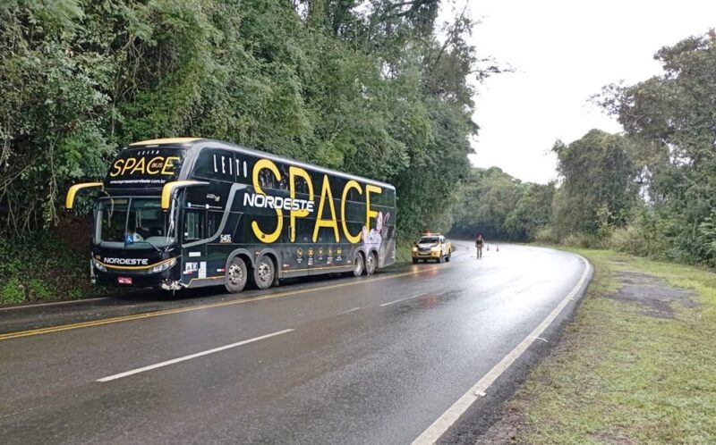  Jovem é ferido e socorrido após acidente com um ônibus e um carro entre Nova Tebas e Iretama
