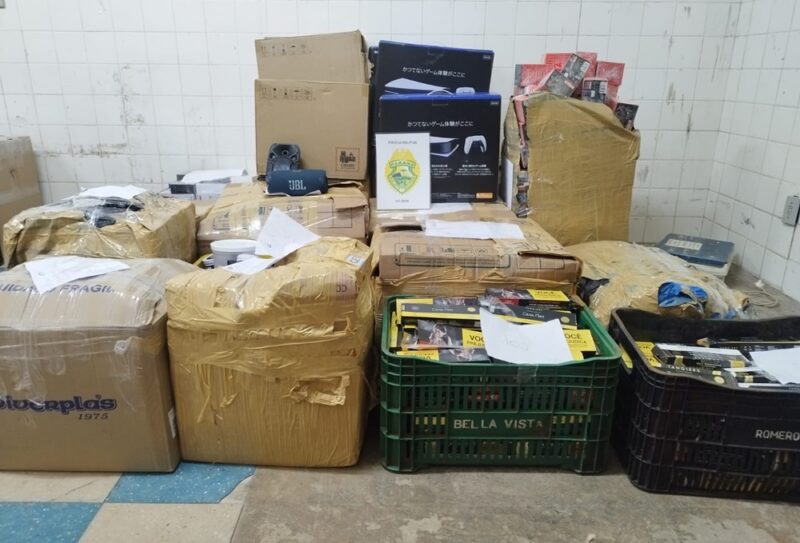  PM apreende mercadorias contrabandeadas do Paraguai em um salão de festas de Cantagalo