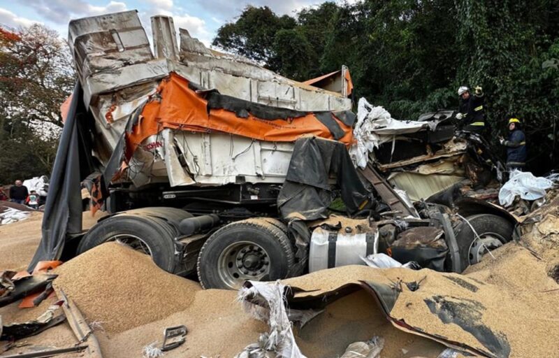  Colisão frontal entre duas carretas deixa um morto e dois feridos entre Nova Tebas e Iretama