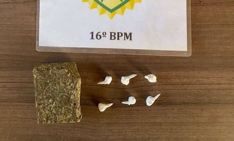  Mulher foge no mato e rapaz é preso por tráfico de drogas no interior de Boa Ventura de São Roque
