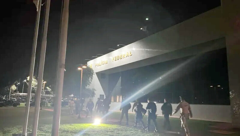  Em operação, PF e PRF prendem policiais por desvio de mercadorias apreendidas