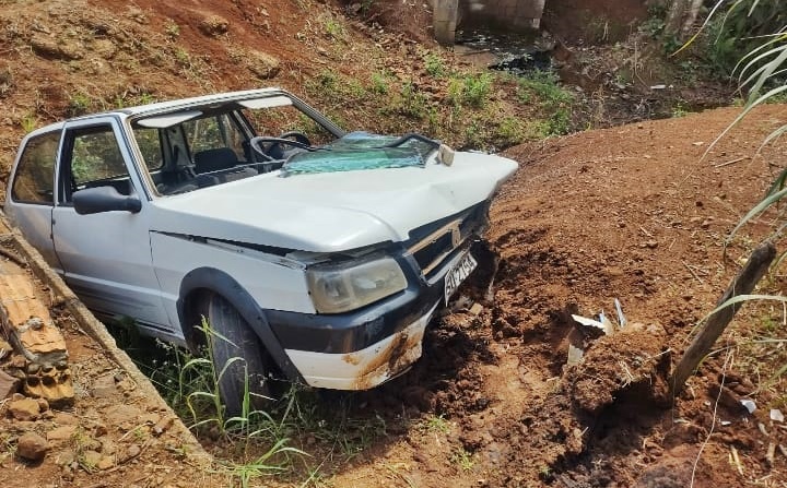  Acidente no Centro de Laranjal. Veículo cai no córrego e as pessoas são socorridas