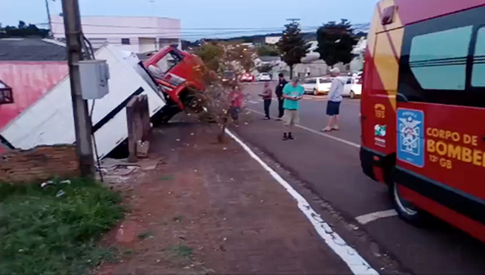  Dois acidentes na mesma esquina são atendidos pela PM e Corpo de Bombeiros em Pitanga